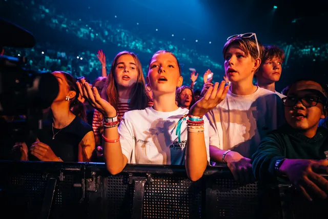 Jongeren zingen mee tijdens de EO-Jongerendag van 2025.