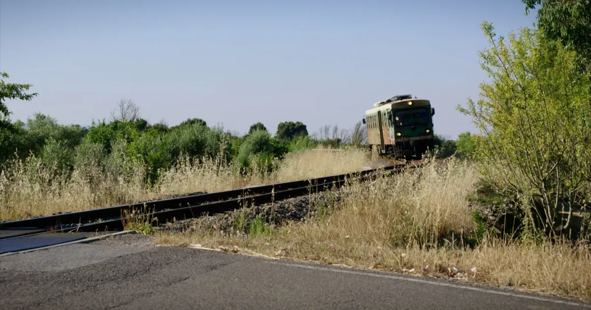 Met dit nostalgische treintje zie je Sardinië zoals bijna niemand het kent