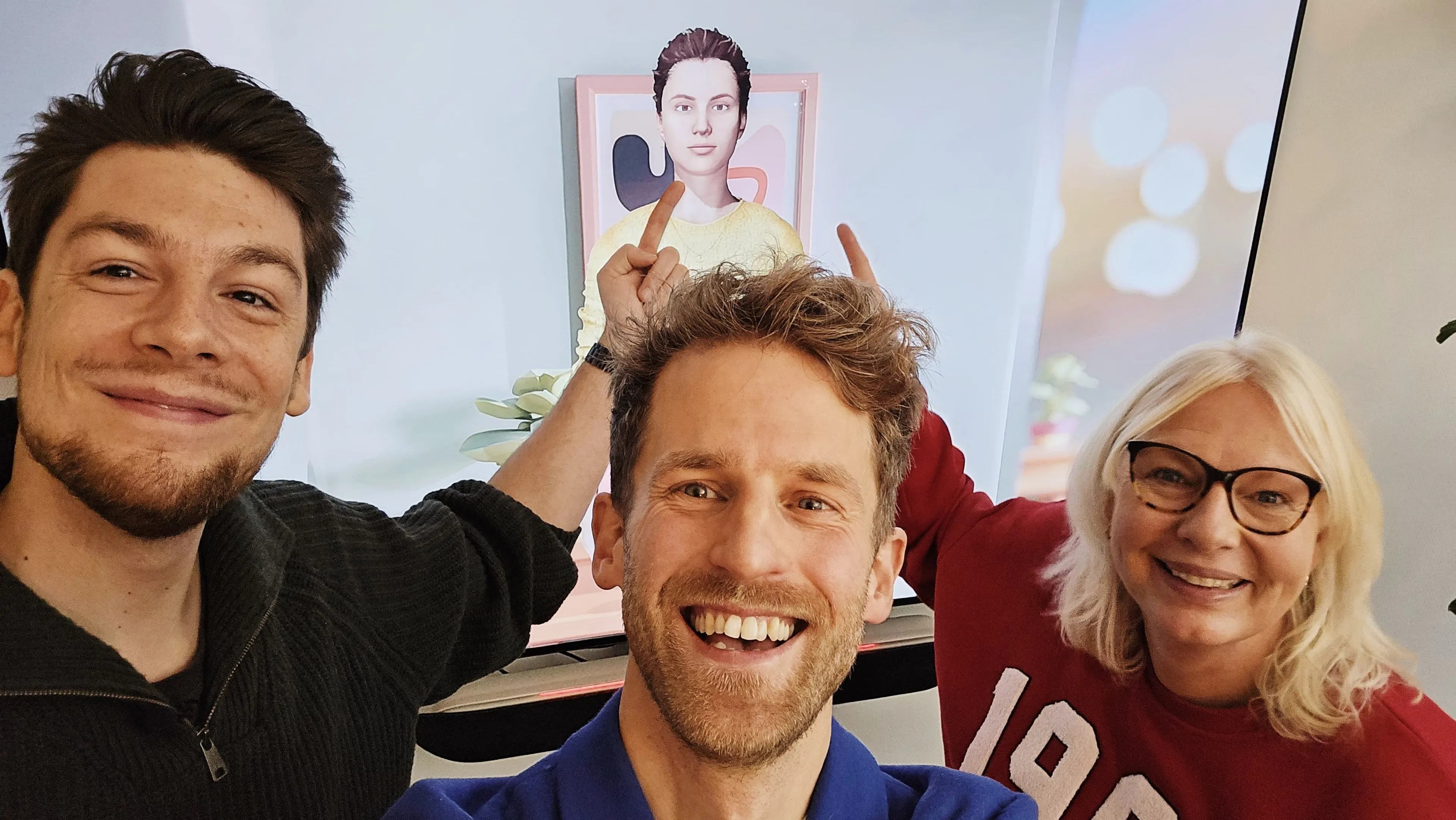 Maike en presentator Joram Kaat met Joris Cornielje en Bianca Cooper van Future Lab EO.