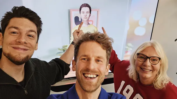 Maike en presentator Joram Kaat met Joris Cornielje en Bianca Cooper van Future Lab EO.