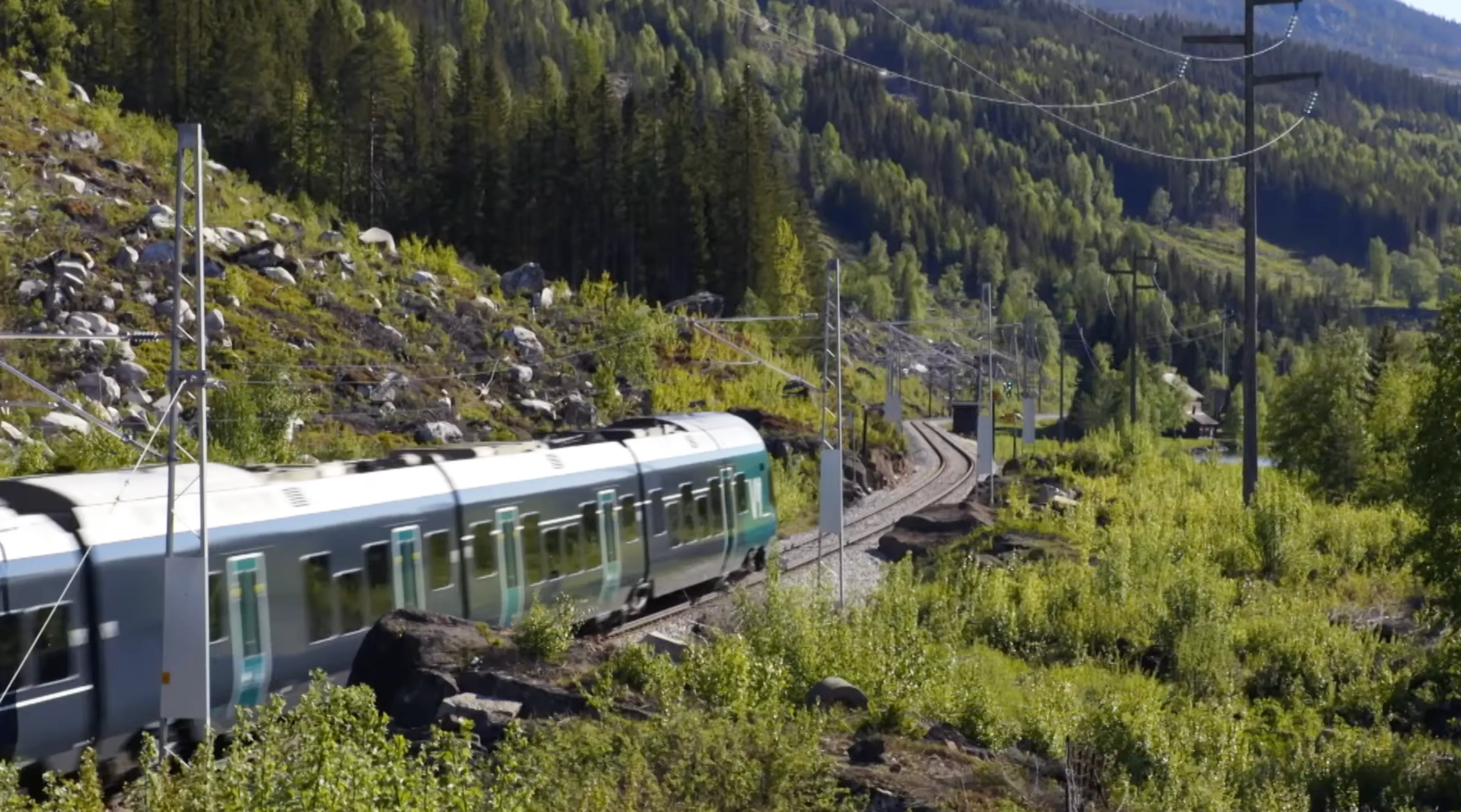 Een trein rijdt door het Noorse landschap - still uit Rail Away