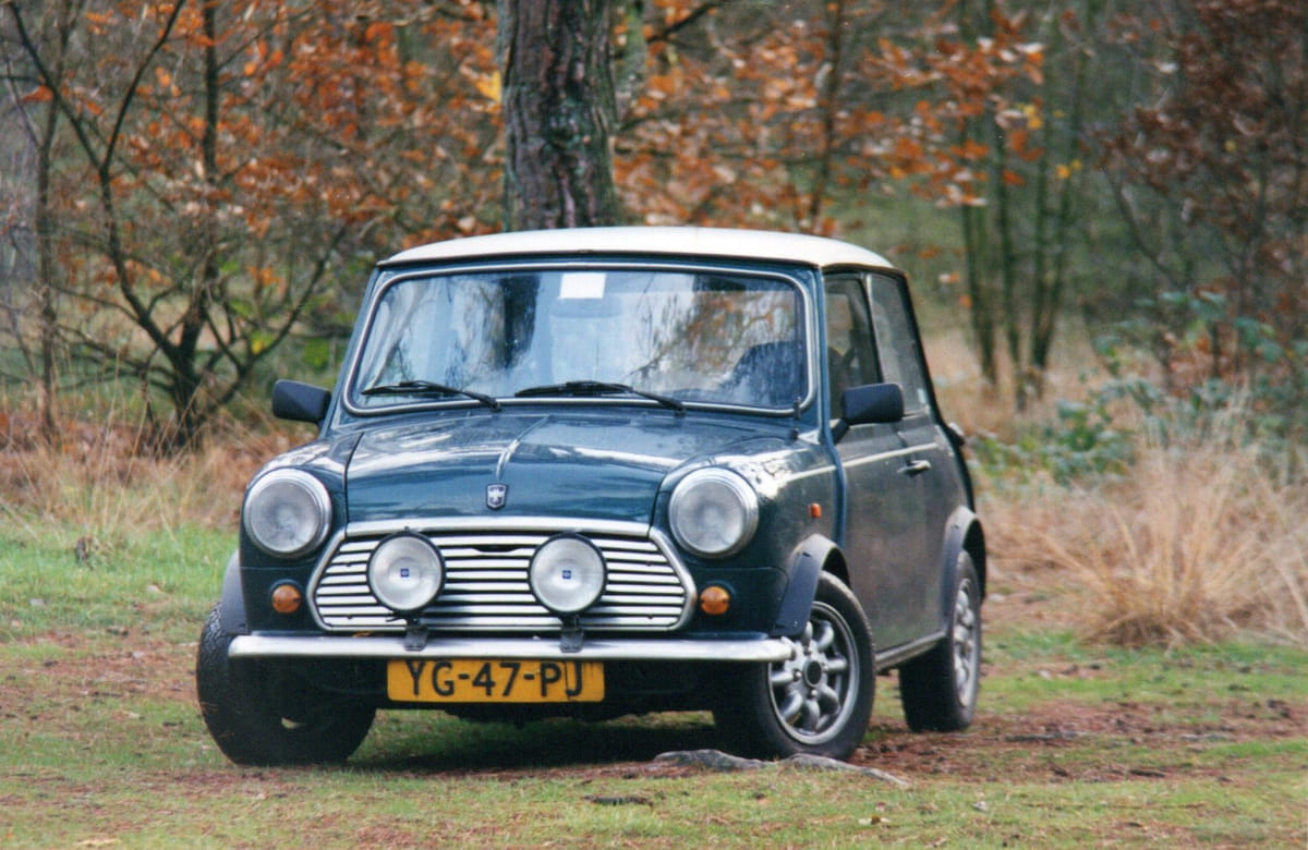 De mini waar ze toen mee naar het bos reden. Ze hebben hem nog steeds.