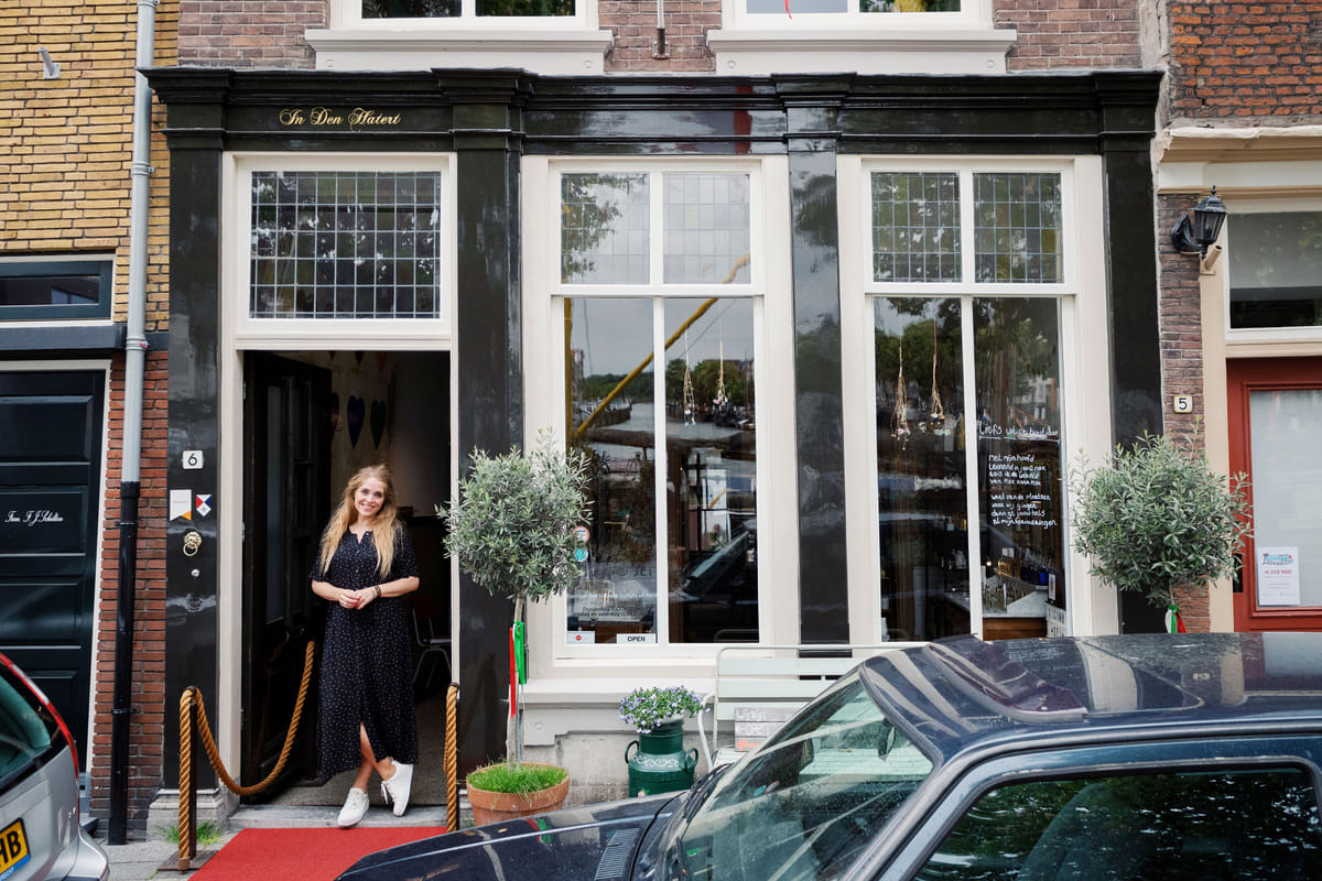 Janou voor haar winkel Vicino Sei