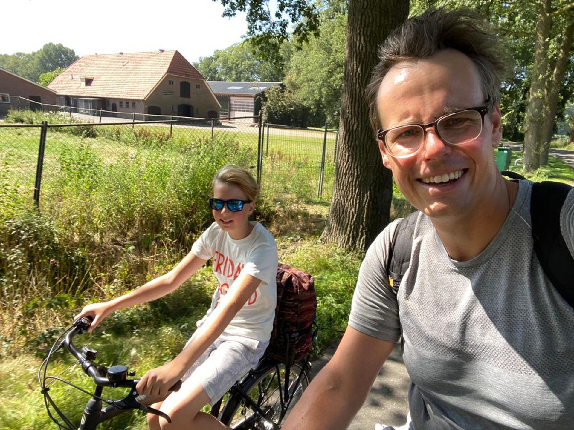 Henk van Steeg en zijn zoon maken samen een lange fietstocht