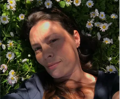 Marjolein Hund heeft long covid: ‘Er ontvouwt zich een schoonheid in mijn ziek zijn’