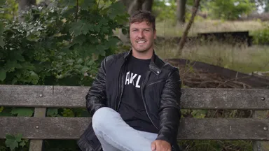 Mike valt onder een rijdende trein, maar overleeft op wonderbaarlijke wijze