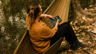 Wat bidden anders maakt dan stilte en meditatie? Annemarie ontdekt het