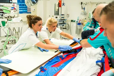 Simone en Selina werken op de spoed: 'Het witte uniform draag ik met trots'