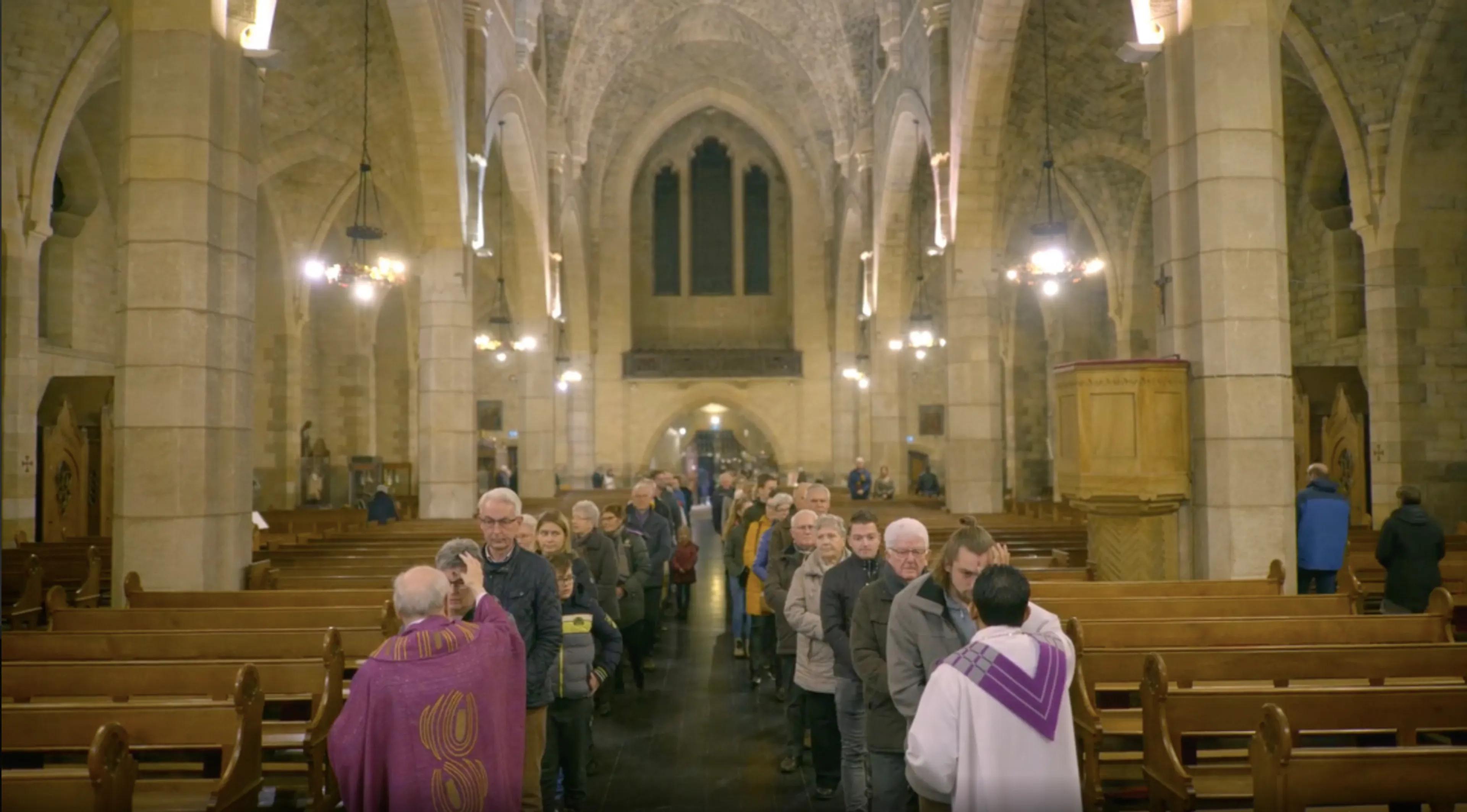 Kunnen twee Indonesische dertigers een Limburgse pastoor opvolgen?
