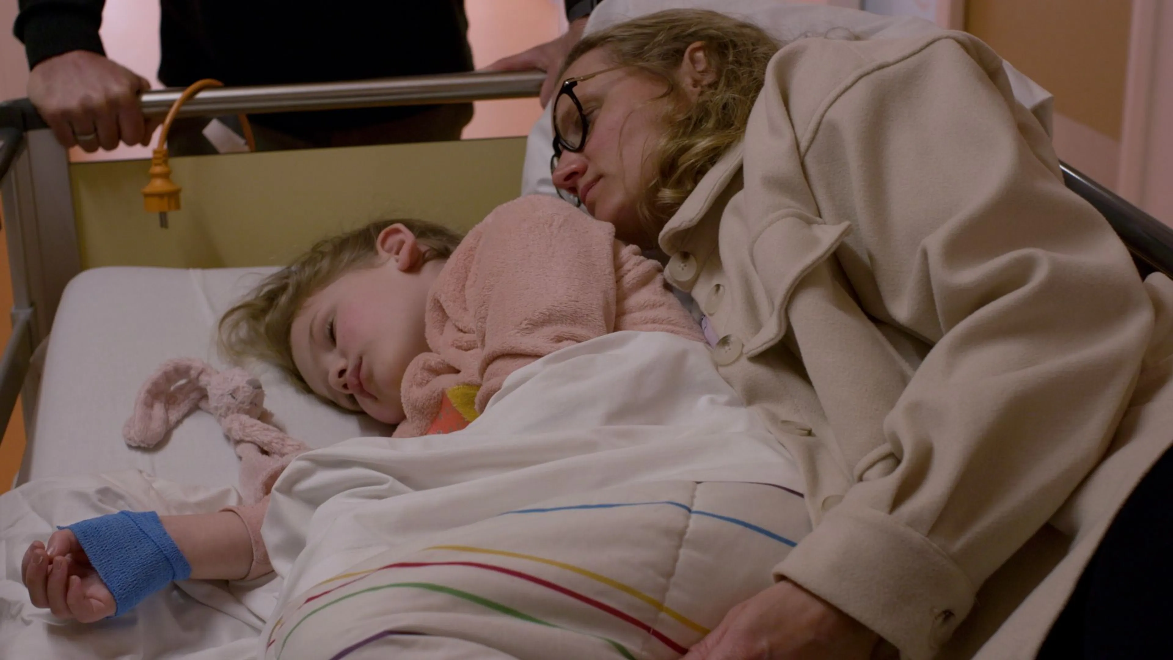 Fien heeft kanker. Ze ligt in haar roze pyjama op een ziekenhuisbed en wordt naar de operatiekamer gereden. Fien heeft haar ogen dicht. Haar moeder ligt dicht naast haar, net als haar roze knuffelkonijn.