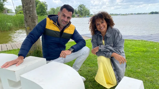 Presentator Jurjen ten Brinke spreekt in 'Bid, bedank, bewonder' met zangeres Sharon Kips.