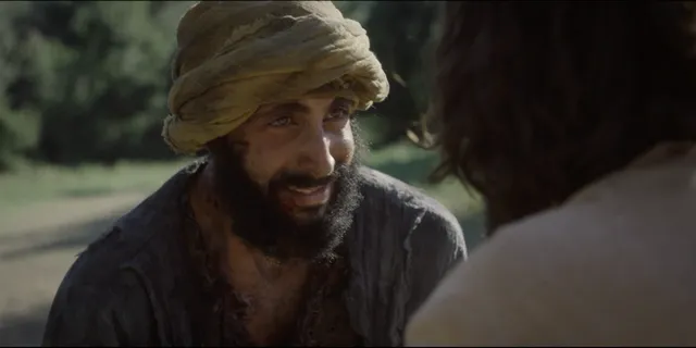 In aflevering 6 van The Chosen geneest Jezus een man die melaats is: hij heeft een huidziekte die we nu kennen als lepra. Kijk aflevering 6 van 'The Chosen'.