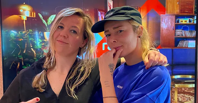 Martine ten Klooster gaat voor de podcast Tekstuele Voorlichting in gesprek met zangeres SERA.