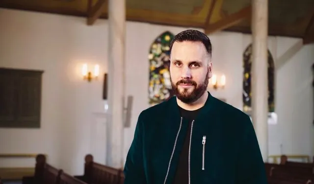 Podcast presentator David Boogerd in een kerk.