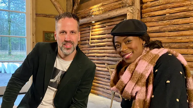 Voorganger van de kerk Mozaiek 036 in Almere Arjen ten Brinke en presentator Giovanca Ostinata in gesprek over de kerk in Bid, bedank, bewonder.