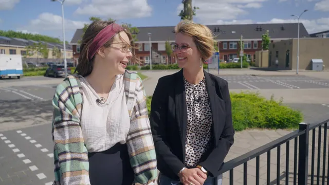 In het EO-programma 'Hoe gaat dat bij jullie thuis?' kijken Joyce en Silvia een dag mee in het leven van de ander. Hoe voeden zij hun kinderen op? En wat kunnen ze van elkaar leren?.