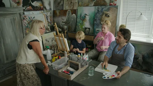 Melanie en haar zoon Hugo gaan graag langs bij hun (o)ma om daar te schilderen. Eric kijkt vandaag mee.
