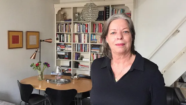 Roelie Post staat in een kamer en vertelt aan Nieuw Licht hoe ze nu een eenzaam bestaan leeft na klokkenluider te zijn geweest.