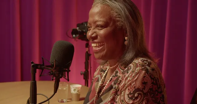 Harriëtte Verwey praat in de podcaststudio van de EO met presentator Elsbeth Gruteke (Elsbeth is buiten beeld).