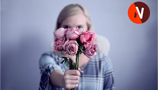 Vrouw biedt roze rozen aan met Nieuwlicht logo ter illustratie van verhaal vanIrene die er na 25 jaar huwelijk achter kwam dat haar man homo is.