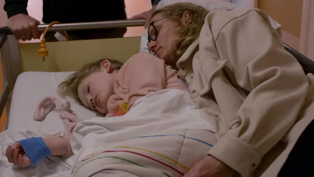 Fien heeft kanker. Ze ligt in haar roze pyjama op een ziekenhuisbed en wordt naar de operatiekamer gereden. Fien heeft haar ogen dicht. Haar moeder ligt dicht naast haar, net als haar roze knuffelkonijn.