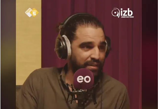 Acteur en schrijver Abbie Chalgoum praat in de podcast Dit Dus over een onderwerp dat veel mensen liever mijden: de dood.