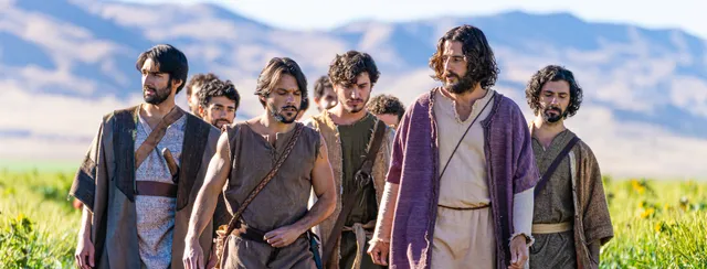 In de serie The Chosen loopt Jezus met zijn dicipelen overal naartoe.