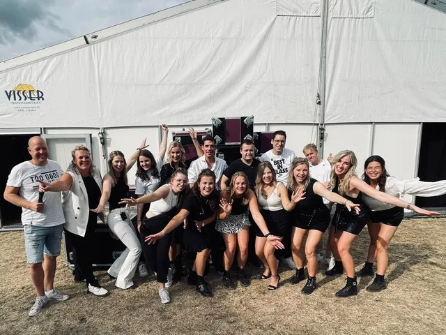 Fif-teen doet auditie in het EO-programma 'Zing!'.