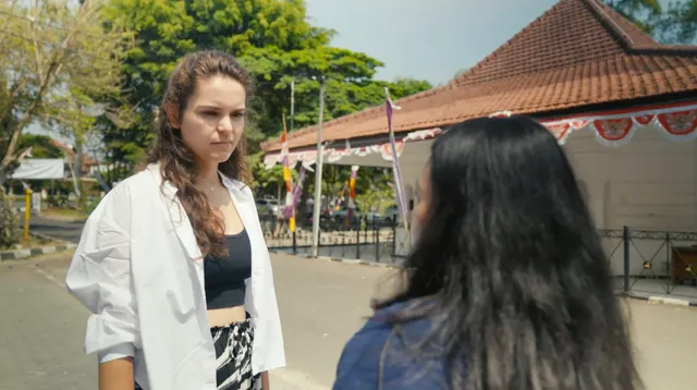 Emmy met historica Yulia in het voormalig jappenkamp van haar oma.