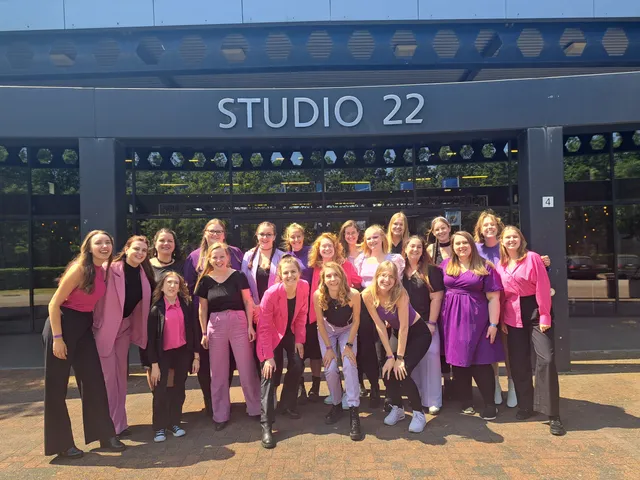 De dames van Blueprint poseren voor de studio van 'Zing!'.