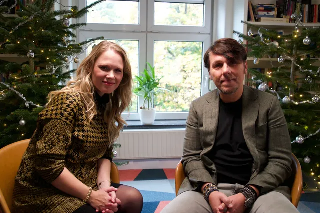 In het EO-televisieprogramma 'Lazarus' gaat Marleen Stelling in gesprek met Jan Dulles. Voor de 3JS zangers was kerst altijd een van de mooiste periodes van het jaar, tot het noodlot toesloeg. In het weekend voor kerst verloren hij en zijn vriendin Caroline hun drie maanden oude dochter Donna-Maria.