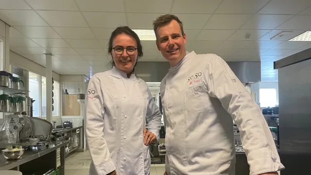 Anna Yilmaz (oud-winnares van Heel Holland Bakt) ontdekt de zorg. Samen met EO-presentator Henk van Steeg bezoekt ze 50|50 van het Leger des Heils in Almere.