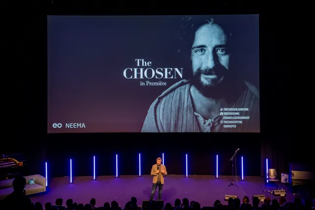Arjan Lock spreekt het publiek toe tijdens de première van The Chosen.