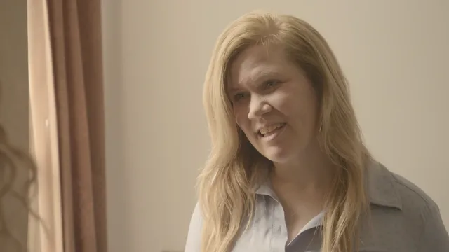 Miranda vertelt in haar huis aan presentator Rachel Rosier over haar woonsituatie en dat er een adoptiekindje bij haar komt wonen. De HuizenFixers helpen haar.