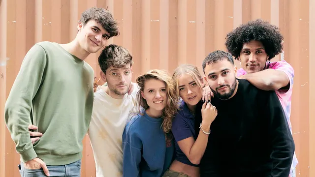 Twintigers Auke, Bas, Doeta, Nanook, Tarik en Joshua praten in Hoedan over onderwerpen als relaties, ouders, vriendschappen, seks, geloven, drugs, omgaan met geld of vluchtelingen.