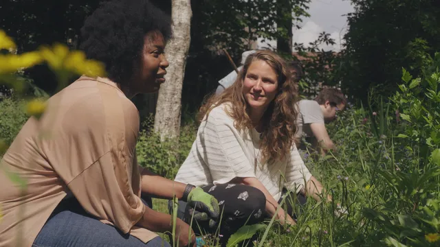 Moeders Iris van Houwelingen en Mila Martins gaan in het EO-programma 'Hoe gaat dat bij jullie thuis?' met elkaar in gesprek. In een tuin vol bloemen praten ze over de opvoeding van hun kinderen.
