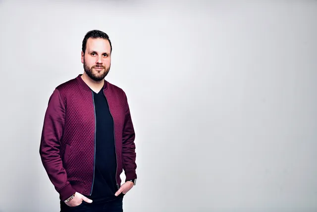 EO podcast presentator David Boogerd met handen in de zakken staand.