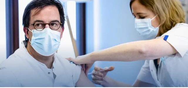 Diederik Gommers krijgt de coronavaccinatie van arts.