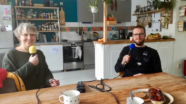 Marieke aan tafel met Theo Vreugdenhil.