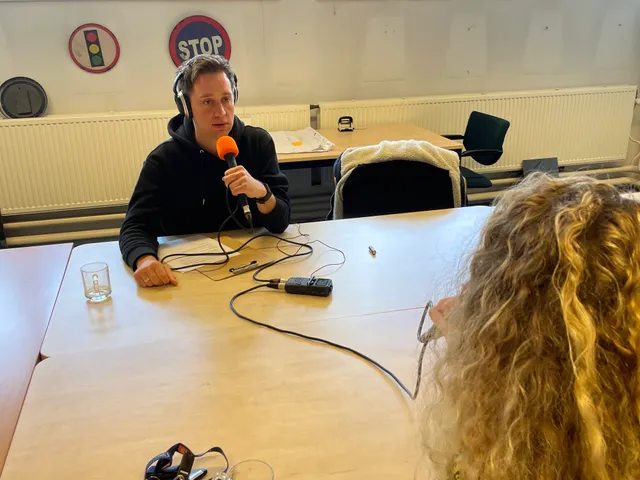 Podcast presentator Chris Seger met Jeugdbeschermer Diane van het Leger des Heils.