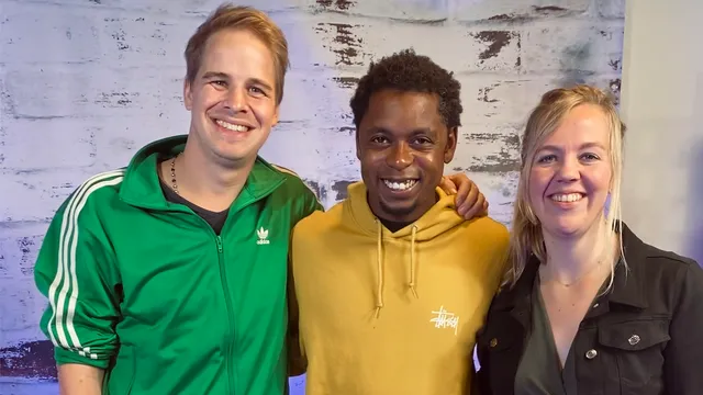 In de EO-podcast Tekstuele Voorlichting praten presentator Martine ten Klooster en zanger Matthijn Buwalda met Glenn de Randamie, beter bekend als Typhoon.