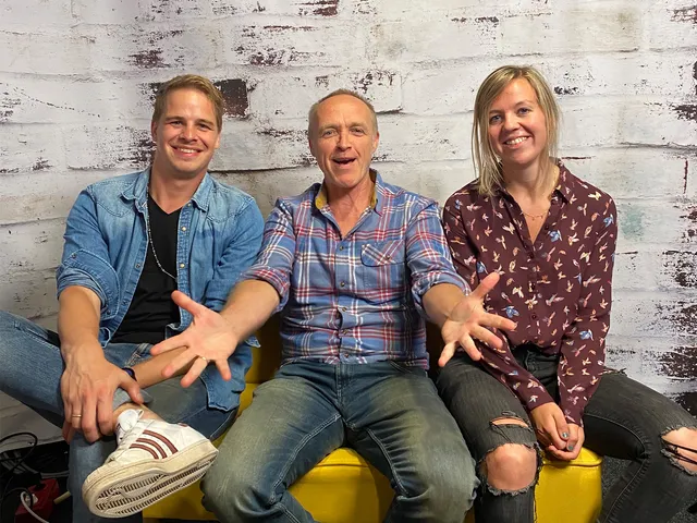 Martine ten Klooster en Matthijn Buwalda gaan voor de podcast Tekstuele Voorlichting in gesprek met Stef Bos.