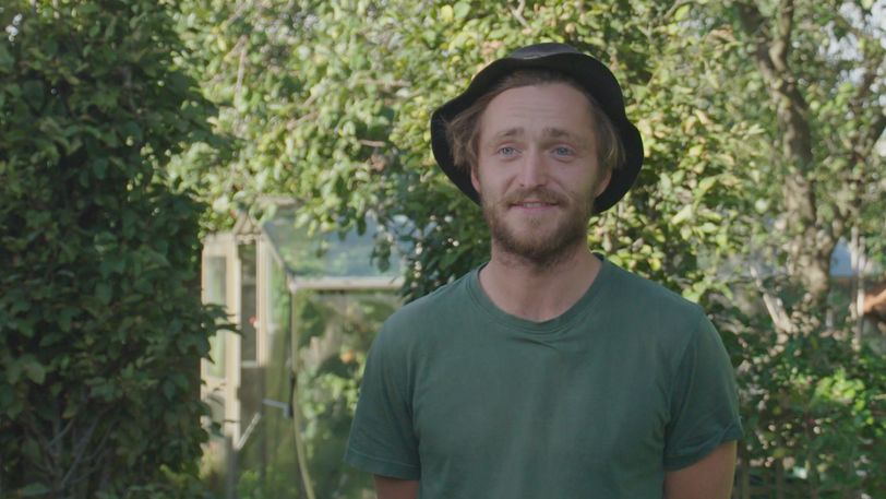 Kester (28) is boer maar woont in een tuinhuisje bij zijn ouders