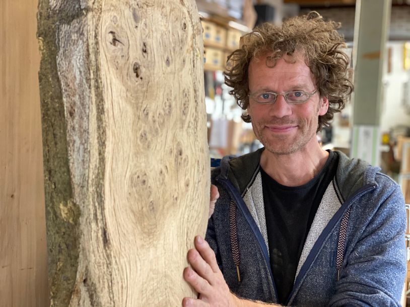 Waarom houtkunstenaar Edward fan is van hout Nederlandse eiken